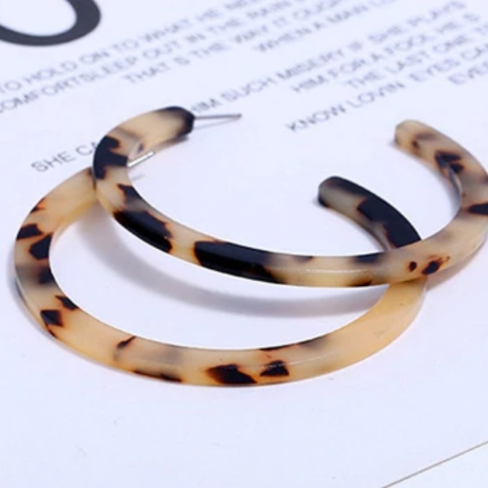🌿 Tortoise Acrylic Lightweight Hoop Earrings